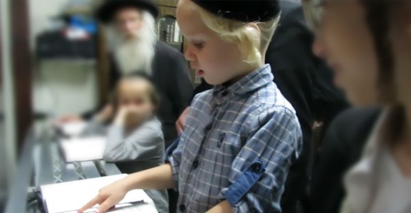 צפו: שמעון בן ה-4 באמירת קדיש על אמו