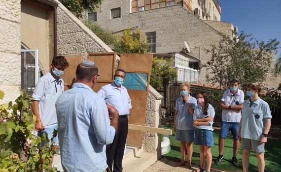 ראש עיריית ירושלים הצטרף לבוני הסוכה של בני עקיבא