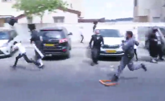 תיעוד ברוטלי: שוטר זורק דלי על ילד בביתר עלית