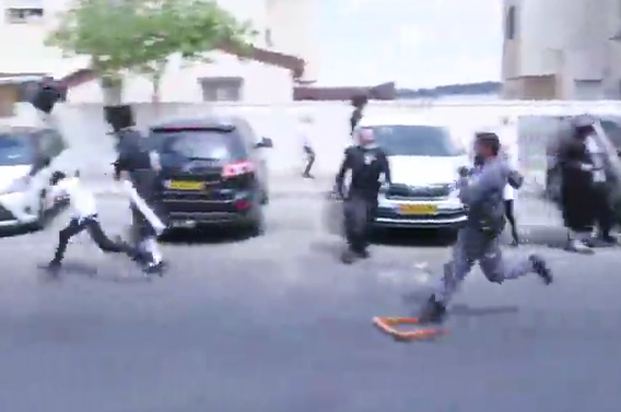 תיעוד ברוטלי: שוטר זורק דלי על ילד בביתר עלית