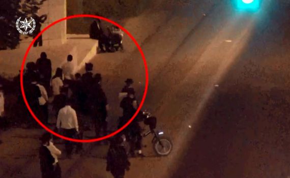 תיעוד קשה: זריקות אבנים על שוטרים במאה שערים