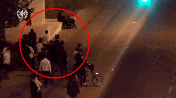 תיעוד קשה: זריקות אבנים על שוטרים במאה שערים