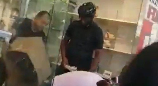 ייאוש: בעל חנות שפשט רגל זרק את הסחורה לרחוב