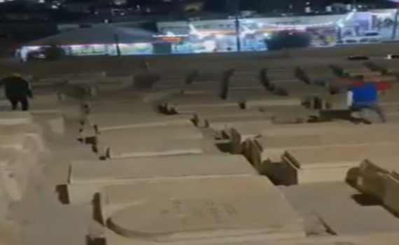 מזעזע: ערבי רץ על קברים בבית העלמין בהר הזיתים