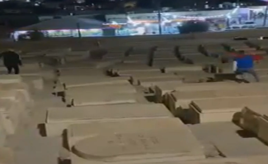 מזעזע: ערבי רץ על קברים בבית העלמין בהר הזיתים