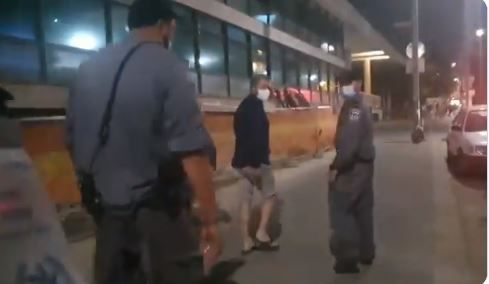 צפו: ריקלין מלווה לביתו מוקף בשוטרי יס"מ