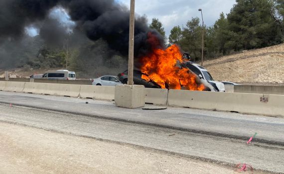 תאונת שרשרת בכביש 6; הרכבים התחילו לבעור