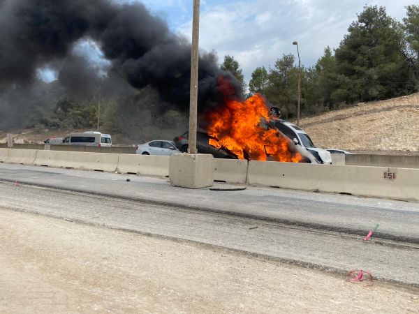 תאונת שרשרת בכביש 6; הרכבים התחילו לבעור