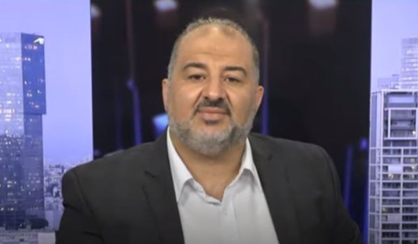 ח"כ אחד, שתי שפות, מסרים סותרים. צפו