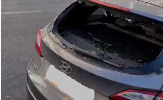 כתב חדשות 13 הותקף ושמשות רכבו נופצו. צפו