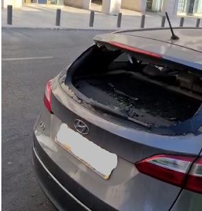 כתב חדשות 13 הותקף ושמשות רכבו נופצו. צפו