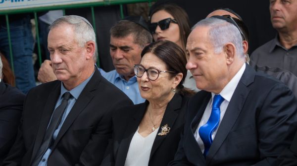 בשבתו כבג"צ, נראה שבית המשפט בא לעזרת נתניהו