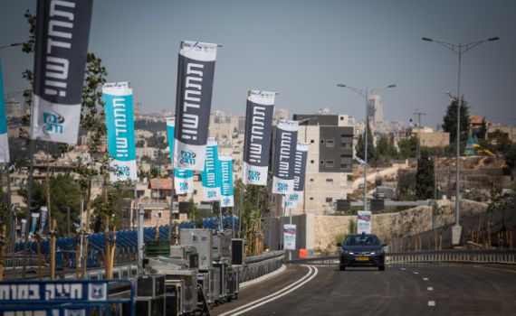 נער מהשומרון נשדד ונתלה על הרכב; המחבלים ברחו