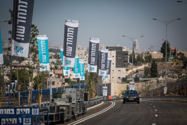 נער מהשומרון נשדד ונתלה על הרכב; המחבלים ברחו