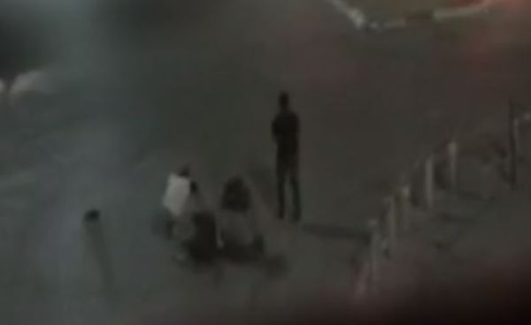 תיעוד: מסתערבים נחשפים ומתנפלים על מחבל. צפו