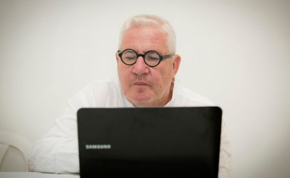 מייסד 'בצלם' מצטרף לצוות ההגנה של עמירם בן אוליאל