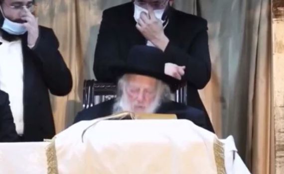 צפו: מדוע המצלמה הוסטה בפתאומיות מהרב קנייבסקי?
