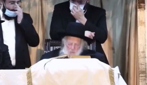 צפו: מדוע המצלמה הוסטה בפתאומיות מהרב קנייבסקי?