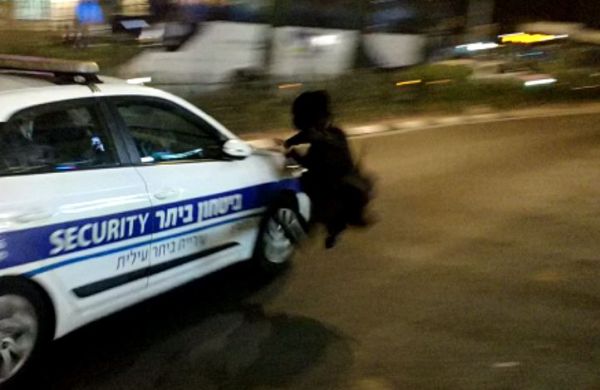 מזעזע: רכב בטחון דרס מפגין חרדי וברח. צפו בתיעוד