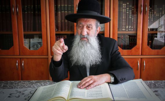 הרב מוצפי: "מי שלא עוטה מסכה לא מצטרף למניין"