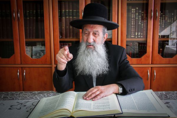 הרב מוצפי: "מי שלא עוטה מסכה לא מצטרף למניין"