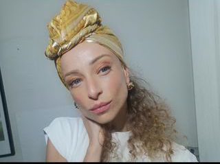 השחקנית יוליה פלוטקין בסרטון קשירת מטפחת צפו