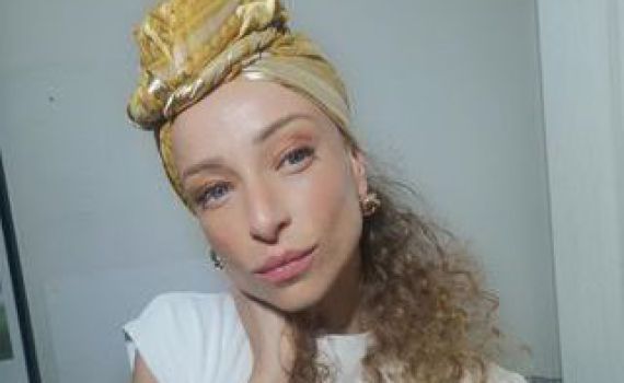 השחקנית יוליה פלוטקין בסרטון קשירת מטפחת צפו