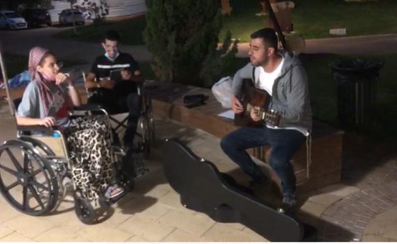 מרגש: ישי ריבו הגיע לשמח את הכלה שקרס עליה העץ