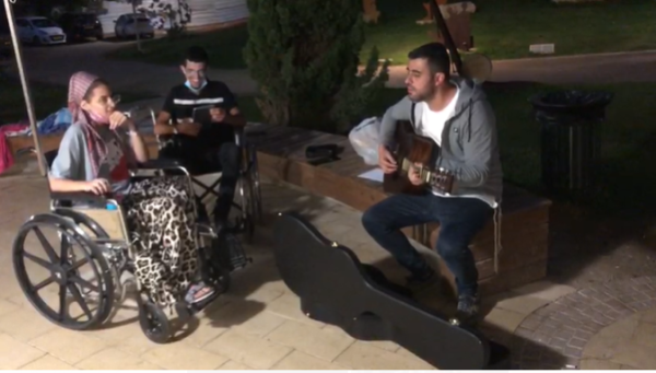 מרגש: ישי ריבו הגיע לשמח את הכלה שקרס עליה העץ