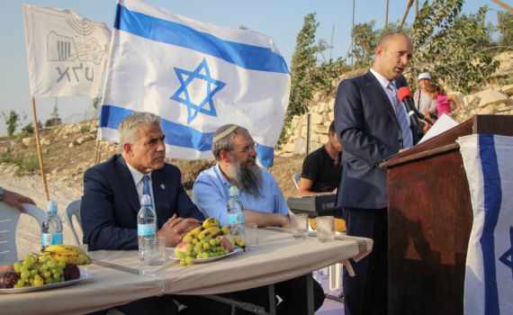 כדאי לנפתלי בנט להתרחק מיאיר לפיד כמו מאש