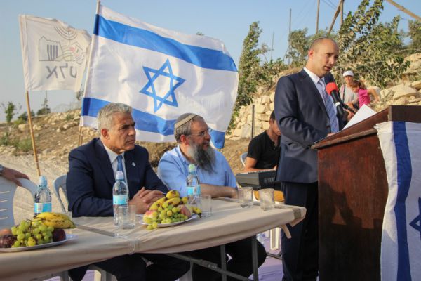 כדאי לנפתלי בנט להתרחק מיאיר לפיד כמו מאש