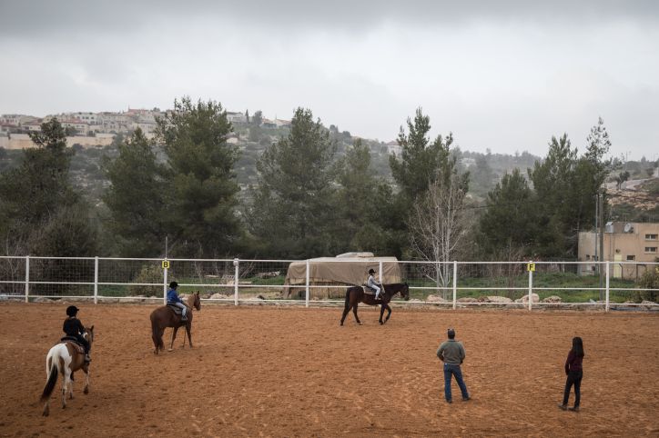 החוות הטיפוליות: מונעים מ-12 אלף ילדים טיפול