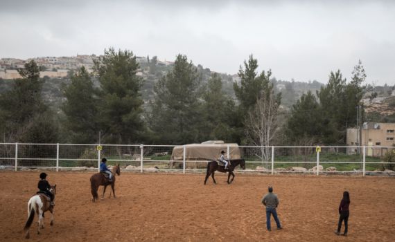 החוות הטיפוליות: מונעים מ-12 אלף ילדים טיפול