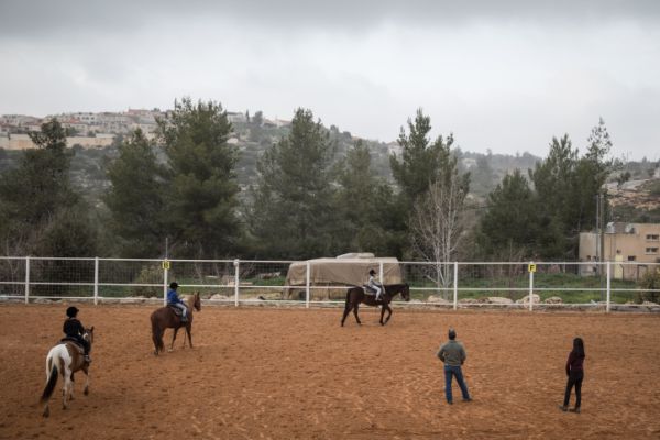 החוות הטיפוליות: מונעים מ-12 אלף ילדים טיפול