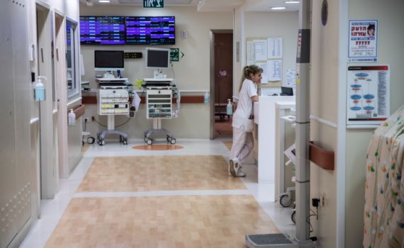 "חשנו בושה": עובדת כיבתה את נרות השבת ופוטרה