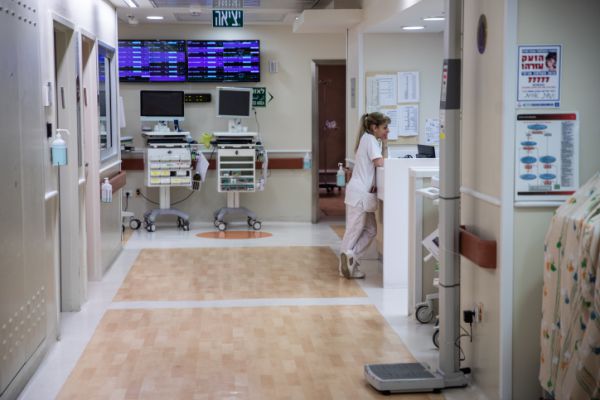 "חשנו בושה": עובדת כיבתה את נרות השבת ופוטרה