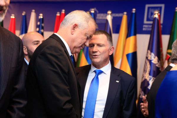 פתיחת מוסדות החינוך: מחלוקת בין אדלשטיין לגנץ