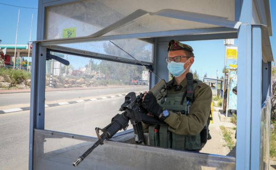 מחבל ניסה לדקור שוטר וחייל בין גוש עציון לחברון