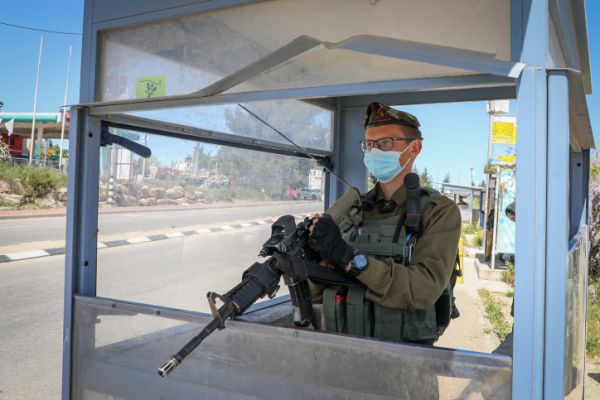 מחבל ניסה לדקור שוטר וחייל בין גוש עציון לחברון