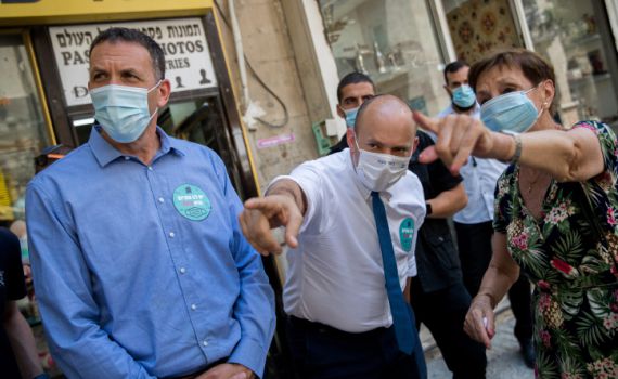ימינה: אותה גברת בשינוי אדרת