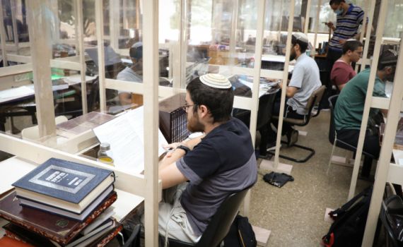 מימין ומשמאל בלמו פגיעה בלימודים בישיבות ההסדר