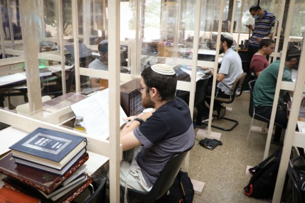 מימין ומשמאל בלמו פגיעה בלימודים בישיבות ההסדר