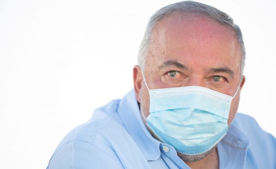 ליברמן עודד את מפרי הסגר ועורר סערה