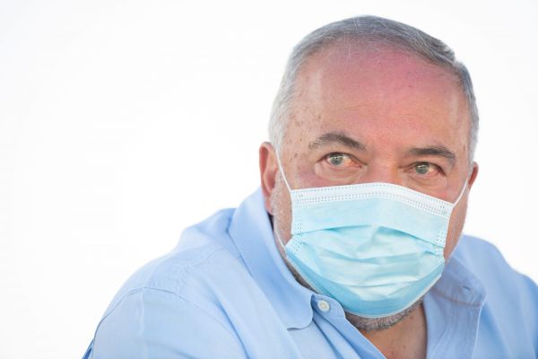 ליברמן עודד את מפרי הסגר ועורר סערה