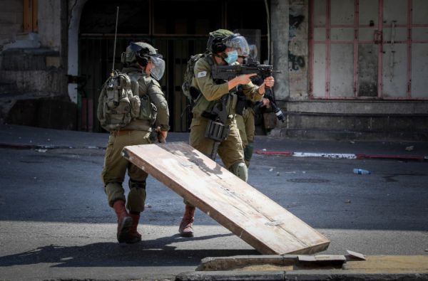 עינב: מחבלים השליכו בקבוקי תבערה על חיילים