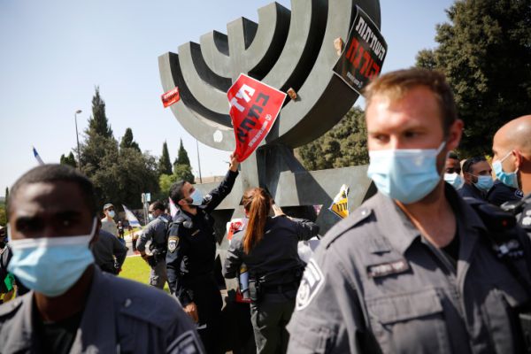 לא קל להיות שוטר בחזית הקורונה