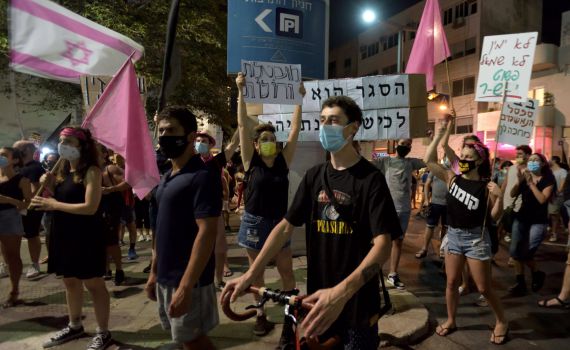 מפגינים פרצו את מחסומי המשטרה בתל אביב