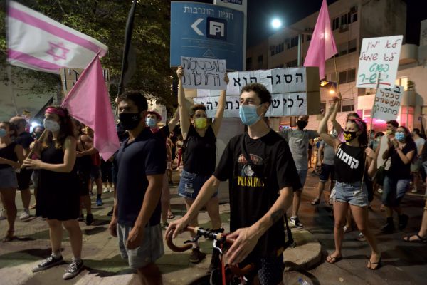מפגינים פרצו את מחסומי המשטרה בתל אביב