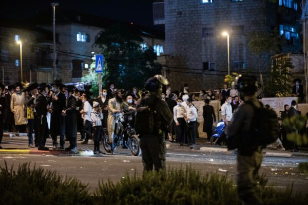 ארבעה שוטרים נפצעו בעימותים במודיעין עלית