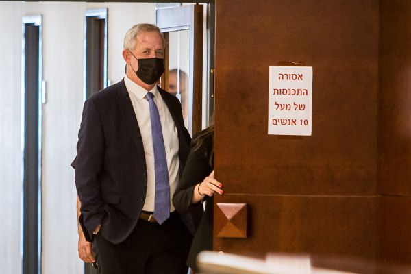 גנץ מאשים: מערכת הביטחון לא ידעה על עסקת ה-F35